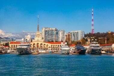 Sochi, Rusya, 12 Nisan 2021. Şehrin turistik sembollerinden biri olan deniz istasyonunun inşaatı Sochi Marina limanında yapılmaktadır.