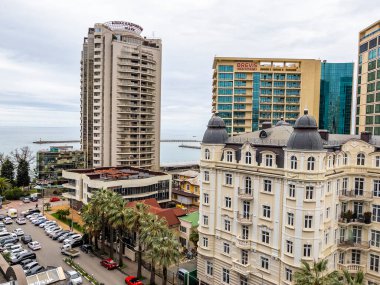 Sochi, Rusya, 12 Nisan 2021. Bulutlu bir bahar gününde tipik şehir manzarası, modern şehir mimarisi. Yüksek bir noktadan görünüm.