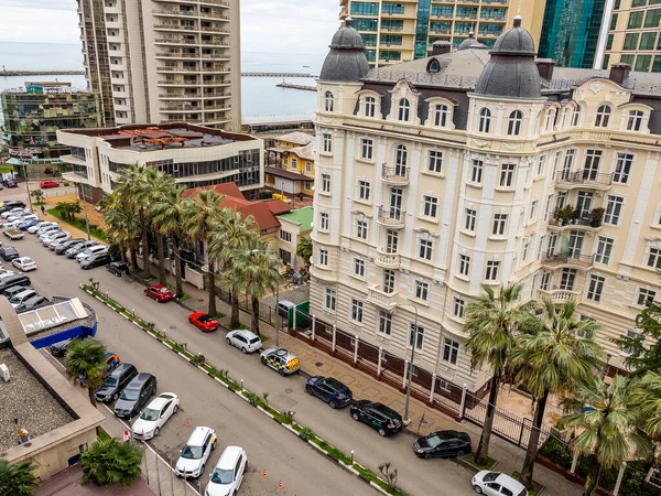 Sochi, Rusya, 12 Nisan 2021. Bulutlu bir bahar gününde tipik şehir manzarası, modern şehir mimarisi. Yüksek bir noktadan görünüm.