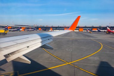 MOSCOW, Rusya, 12 Nisan 2021. Uluslararası havaalanı Sheremetyevo 'daki uçak penceresinden görüntüle.