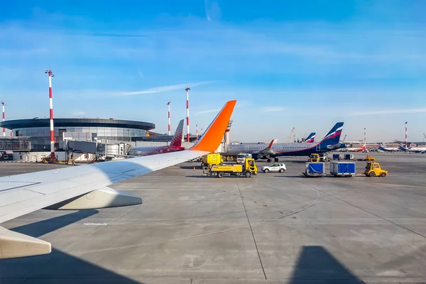 Moscú Rusia Abril 2021 Vista Desde Ventana Los Aviones Aeropuerto — Foto de Stock