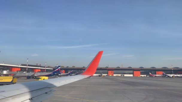 俄克拉荷马州莫斯科 2021年4月12日 从国际机场的飞机窗口看Sheremetyevo — 图库视频影像