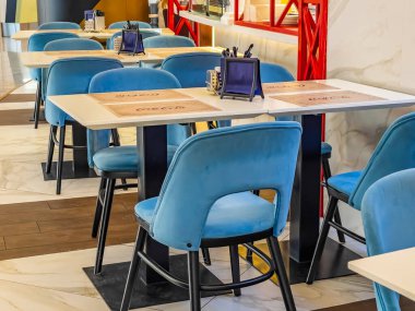 MOSCOW, Rusya, 12 Nisan 2021. Uluslararası havaalanı Sheremetyevo 'nun kalkış salonundaki kafe. Kilitleme zamanında boş tablolar
