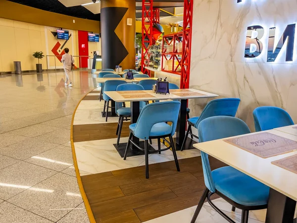 俄克拉荷马州莫斯科 2021年4月12日 Sheremetyevo国际机场离境大厅的咖啡厅 封锁时间内的空桌子 — 图库照片