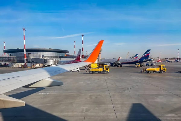 Moscú Rusia Abril 2021 Vista Desde Ventana Los Aviones Aeropuerto — Foto de Stock