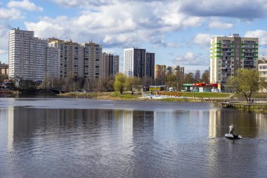 Pushkino, Rusya, 26 Nisan 2021. Serebryanka nehrinin kıyısında çok katlı yeni binalar