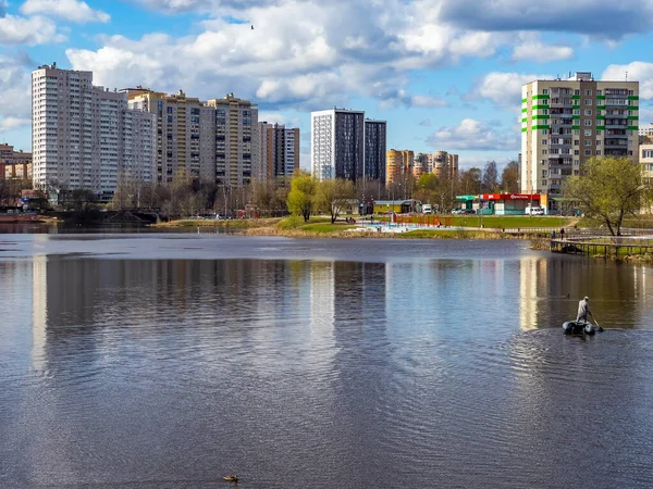 Puschkino Russland April 2021 Neue Mehrstöckige Wohnhäuser Ufer Des Flusses — Stockfoto