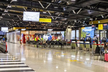 MOSCOW, Rusya, 12 Nisan 2021. Bekleme salonu ve uluslararası havaalanı Sheremetyevo 'ya uçuş tarifesi..