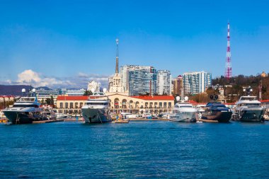 Sochi, Rusya, 12 Nisan 2021. Şehrin turistik sembollerinden biri olan deniz istasyonunun inşaatı Sochi Marina limanında yapılmaktadır.