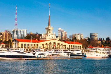 Sochi, Rusya, 12 Nisan 2021. Şehrin turistik sembollerinden biri olan deniz istasyonunun inşaatı Sochi Marina limanında yapılmaktadır.