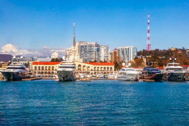 Sochi, Rusya, 12 Nisan 2021. Şehrin turistik sembollerinden biri olan deniz istasyonunun inşaatı Sochi Marina limanında yapılmaktadır.