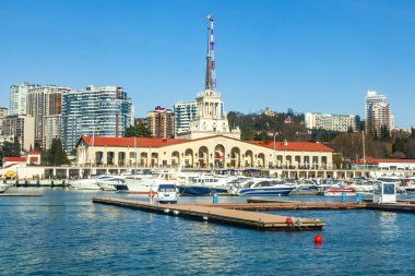 Sochi, Rusya, 12 Nisan 2021. Şehrin turistik sembollerinden biri olan deniz istasyonunun inşaatı Sochi Marina limanında yapılmaktadır.