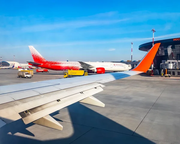 Moscú Rusia Abril 2021 Vista Desde Ventana Despegue Aviones Aeropuerto — Foto de Stock