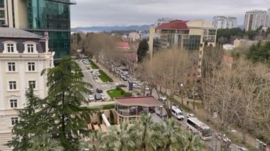 Sochi, Rusya, 12 Nisan 2021. Bulutlu bir bahar gününde tipik şehir manzarası, modern şehir mimarisi. Yüksek bir noktadan görünüm.