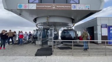 krasnaya polyana, Rusya, 15 Nisan 2021. Hareket eden fünikülere ve yakınındaki insanlara bak