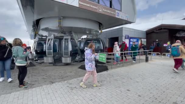 Krasnaya Polyana Rusia Abril 2021 Vista Funicular Móvil Gente Cercana — Vídeos de Stock