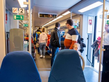 Sochi, Rusya, 15 Nisan 2021. Bölgesel Lastochka ekspres vagonundaki yolcular