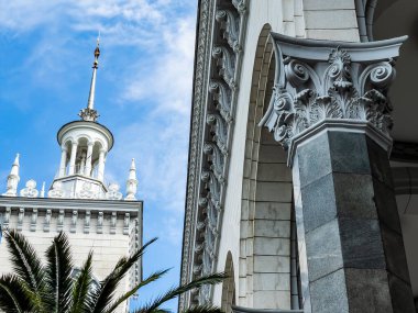 Sochi, Rusya, 15 Nisan 2021. Tren istasyonu binasının mimari parçası.