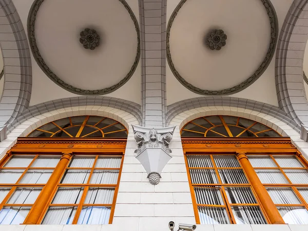 Sochi Rússia Abril 2021 Fragmento Arquitectónico Edifício Estação Ferroviária — Fotografia de Stock