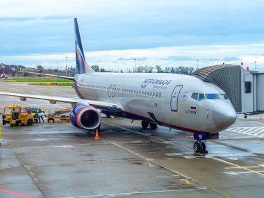 Sochi, Rusya, 12 Nisan 2021. Havaalanındaki uçağın zemin kontrolü.