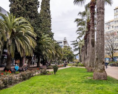 Sochi, Rusya, 12 Nisan 2021 Navaginskaya yaya yolu şehir merkezinde.