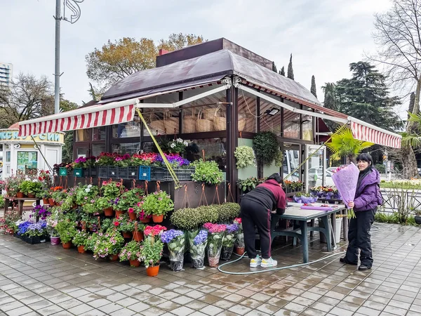 2002年4月14日 俄罗斯索契市中心的街道商店出售各种花卉 — 图库照片