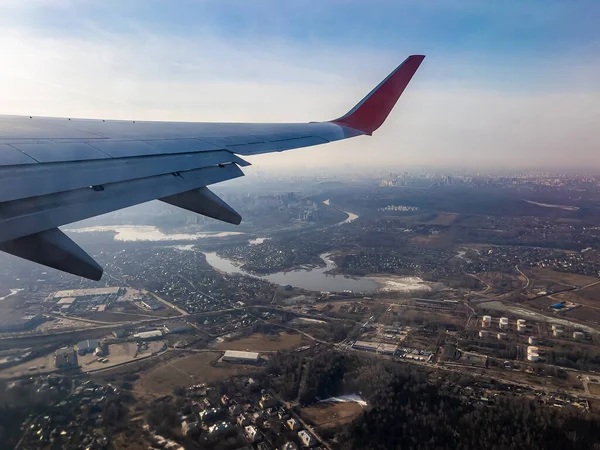 莫斯科地区 从高空飞行的飞机窗户俯瞰地面 — 图库照片