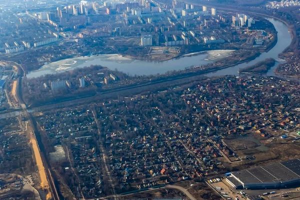 Zicht Het Landoppervlak Vanuit Een Raam Van Het Vliegtuig Dat — Stockfoto