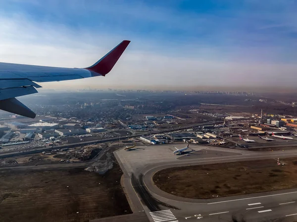 Вид Поверхность Земли Окна Самолета Летящего Большой Высоте Московская Область — стоковое фото