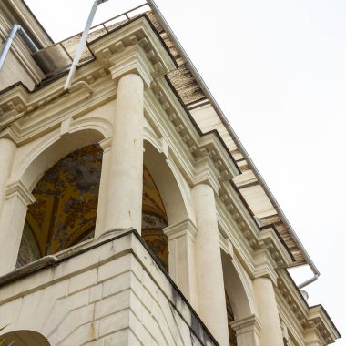 Sochi, Rusya, 13 Nisan 2021. Terk edilmiş Ordzhonikidze sanatoryumunun ana binasının ön cephesi, tarihi ve kültürel dönüm noktası