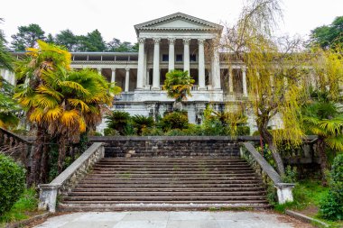 Sochi, Rusya, 13 Nisan 2021. Terk edilmiş Ordzhonikidze sanatoryumunun ana binasının ön cephesi, tarihi ve kültürel dönüm noktası