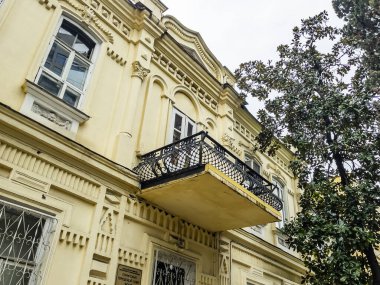 Sochi, Rusya, 12 Nisan 2021. Modern şehir mimarisi. Çok katlı bir binanın ön cephesinin parçası