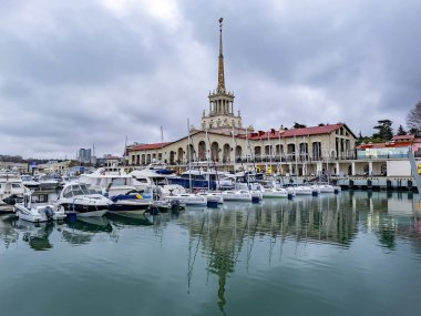 Sochi, Rusya, 12 Nisan 2021. Şehrin turistik sembollerinden biri olan deniz istasyonunun inşaatı Sochi Marina limanında yapılmaktadır.
