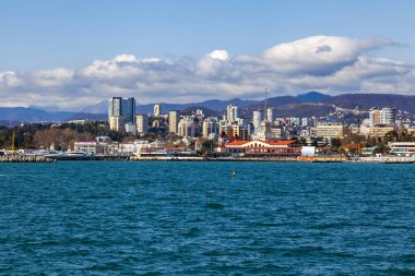 Sochi, Rusya, 12 Nisan 2021. Bulutlu bir bahar gününde tipik şehir manzarası, modern şehir mimarisi