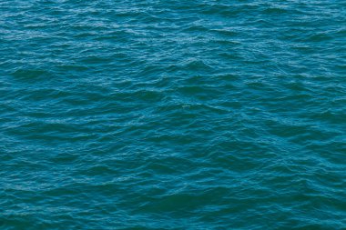 Deniz suyunun yüzeyinde kolay dalgalar