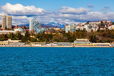 Sochi, Rusya, 12 Nisan 2021. Bulutlu bir bahar gününde tipik şehir manzarası, modern şehir mimarisi