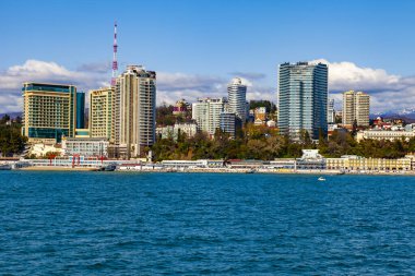 Sochi, Rusya, 12 Nisan 2021. Bulutlu bir bahar gününde tipik şehir manzarası, modern şehir mimarisi