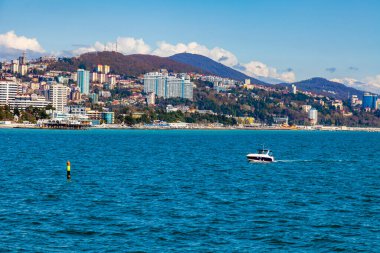 Sochi, Rusya, 12 Nisan 2021. Bulutlu bir bahar gününde tipik şehir manzarası, modern şehir mimarisi