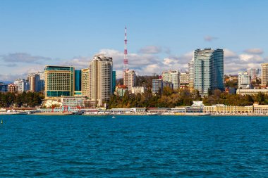 Sochi, Rusya, 12 Nisan 2021. Bulutlu bir bahar gününde tipik şehir manzarası, modern şehir mimarisi