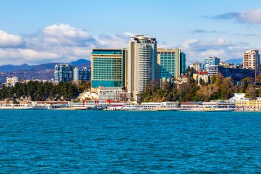 Sochi, Rusya, 12 Nisan 2021. Bulutlu bir bahar gününde tipik şehir manzarası, modern şehir mimarisi