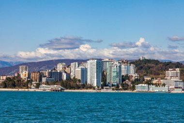 Sochi, Rusya, 12 Nisan 2021. Bulutlu bir bahar gününde tipik şehir manzarası, modern şehir mimarisi