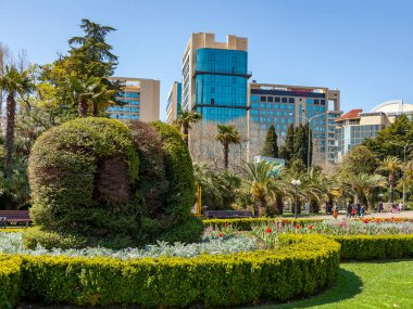 Sochi, Rusya, 12 Nisan 2021. Bulutlu bir bahar gününde tipik şehir manzarası, modern şehir mimarisi.