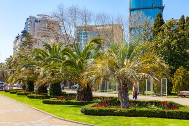 Sochi, Rusya, 12 Nisan 2021. Bulutlu bir bahar gününde tipik şehir manzarası, modern şehir mimarisi.