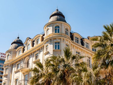 Sochi, Rusya, 12 Nisan 2021. Modern şehir mimarisi. Çok katlı bir binanın ön cephesinin parçası