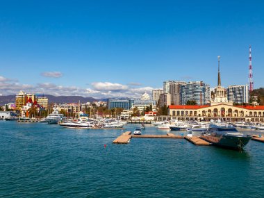 Sochi, Rusya, 12 Nisan 2021. Sochi Marina limanında yatlar