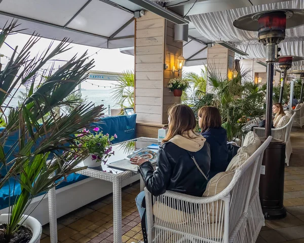 2021年4月18日 俄罗斯索契 风景如画的堤岸 人们在海滨的咖啡馆里休息和吃饭 — 图库照片
