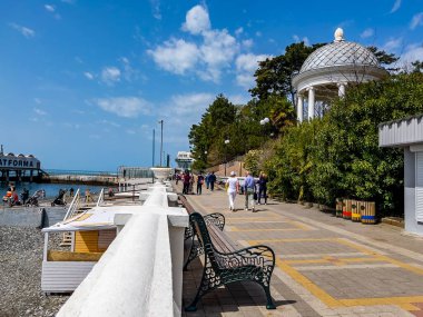 Sochi, Rusya, 13 Nisan 2021. İnsanlar güneşli bir bahar gününde setin üzerinde yürürler.