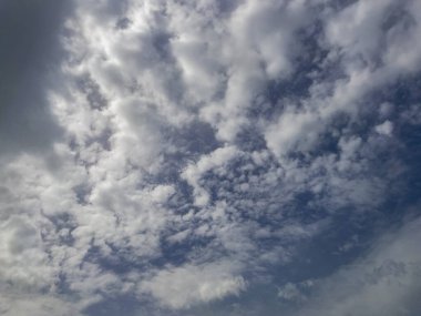 Cennetlik manzara. Fırtınadan önce gökyüzü ve bulutlar