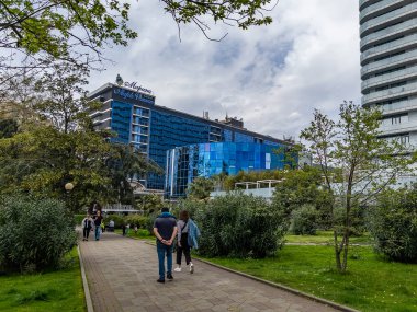 Sochi, Rusya, 12 Nisan 2021. Bulutlu bir bahar gününde tipik şehir manzarası. Çağdaş şehir mimarisi.