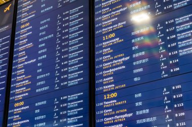 MOSCOW, Rusya, 12 Nisan 2021. Kurul, E uluslararası havaalanı Sheremetyevo 'dan kalkış programını gösteriyor.